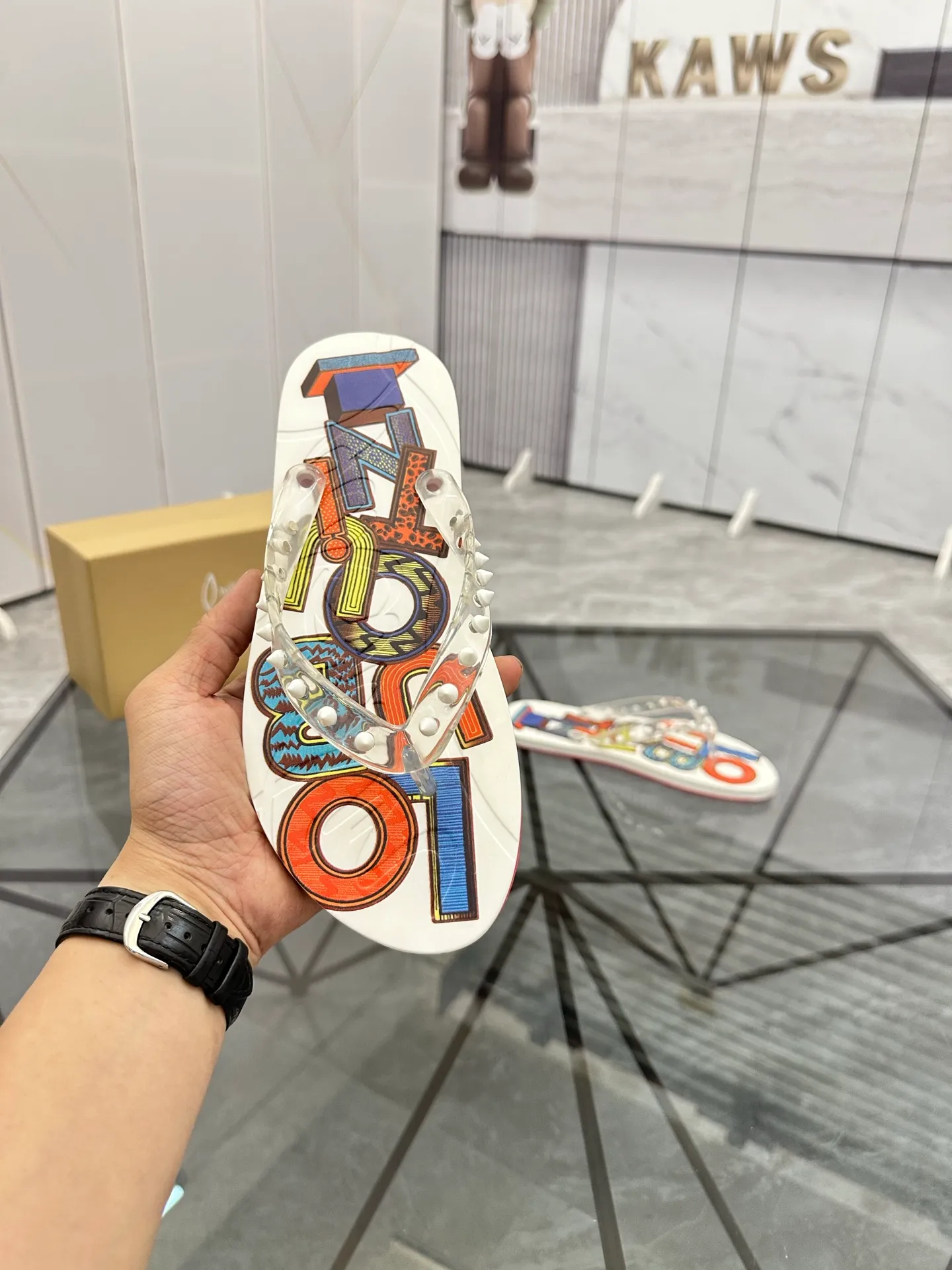 Men's shoes: 💰P280¥ Product trademark: CL red-soled shoes* "CL*" flip-flops Regular size: 36-44 (can be customized to 45.46) Couple style Product materials: Original material from upper counter, 5D color printing process, high-end rivets, original lining, original outsole. Number: 789